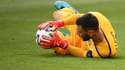 Hugo Lloris. Kiper sekaligus kapten Tottenham Hotspur ini telah menjabat kapten Timnas Prancis sejak 2011. Les Bleus dibawanya menjadi juara Piala Dunia 2018 dan juara UEFA Nations League 2020/2021. Total telah mengoleksi 134 caps sejak debutnya pada 19 November 2008. (AFP/Franck Fife)