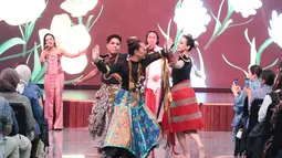 Sejumlah model memperagakan tarian saat peluncuran tema HEAL (Humanity, Earth, and Life) untuk Jember Fashion Carnaval 2026 di Jakarta. Karnaval yang akan berlangsung pada 24–26 Juli 2026 di Jember, Jawa Timur, mengusung pesan harmoni antara manusia, bumi, dan kehidupan melalui karya seni, budaya, serta kreativitas yang mengedepankan nilai keberlanjutan. (KLY/Budy santoso)