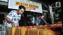 Pekerja menurunkan jeriken berisi minyak goreng di Pasar Cipete, Jakarta Selatan, Kamis (24/2/2022). Harga eceran tertinggi minyak goreng curah dipatok Rp 11.500 per liter, kemasan sederhana Rp 13.500 per liter, dan kemasan premium Rp 14.000 per liter. (merdeka.com/Iqbal S. Nugroho)