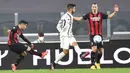 Pemain AC Milan Brahim Diaz (kiri) mencetak gol ke gawang Juventus pada pertandingan Liga Italia di Allianz Stadium, Turin, Italia, Minggu (9/5/2021). Juventus kalah 0-3 dan tergusur dari empat besar klasemen. (Tano Pecoraro/LaPresse via AP)