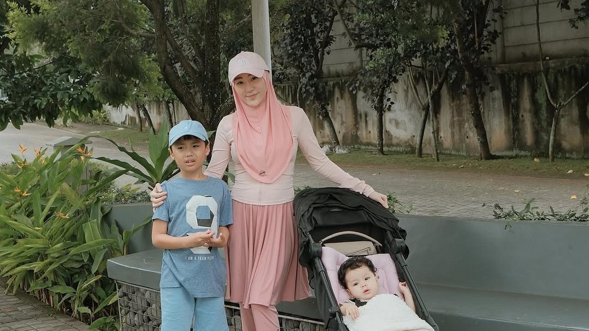 Larissa Chou Pamer Gaya Sporty Saat Berjalan Santai dengan Anak, Tampil Stylish