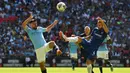 Striker Manchester City, Sergio Aguero, berebut bola dengan gelandang Chelsea, Cesc Fabregas, pada laga Community Shield di Stadion Wembley, London, Minggu (5/8/2018). Man City menang 2-0 atas Chelsea. (AFP/Glyn Kirk)