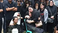 Prosesi Pemakaman Lula Lahfah Diiringi Isak Tangis