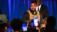 Kanye West membuat penampilan kampanye presiden pertamanya di North Charleston, Amerika Serikat pada 19 Juli 2020. Kanye West menyampaikan monolog panjang dalam kampanye pertamanya setelah mendeklarasikan diri sebagai kandidat presiden AS. (Lauren Petracca Ipetracca/The Post And Courier via AP)