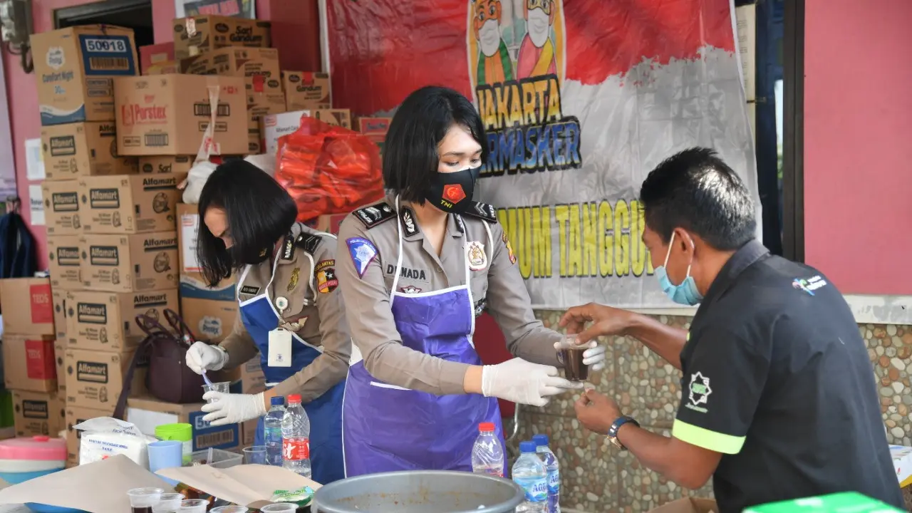 Korlantas Polri beri bantuan untuk warga korban banjir di dan dirikan dapur umum di Cipinang Melayu, Jakarta Timur. (Istimewa)