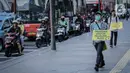 Koalisi Pejalan Kaki berjalan saat menggelar aksi di Trotoar Thamrin, Jakarta, Rabu (22/1/2020). Aksi tersebut dalam rangka memperingati Hari Pejalan Kaki Nasional pada 22  Januari, serta  mengajak pengendara untuk tertib lalu lintas serta menghormati hak pejalan kaki. (Liputan6.com/Faizal Fanani)