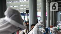Petugas medis bersiap untuk melayani swab antigen penumpang di Stasiun Senen, Jakarta, Senin (21/12/2020). Penumpang kereta api jarak jauh menunjukkan surat bebas Covid-19 dengan melakukan tes PCR atau tes rapid antibodi yang masih berlaku 14 hari sejak diterbitkan. (Liputan6.com/Faizal Fanani)