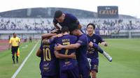 Pemain Persita Tangerang merayakan gol mereka ke gawang PSIM Yogyakarta dalam pertandingan pekan kesembilan BRI Super League di Indomilk Arena, Tangerang, Banten pada Jumat (17/10/2025) sore WIB. (Bola.com/M Iqbal Ichsan)