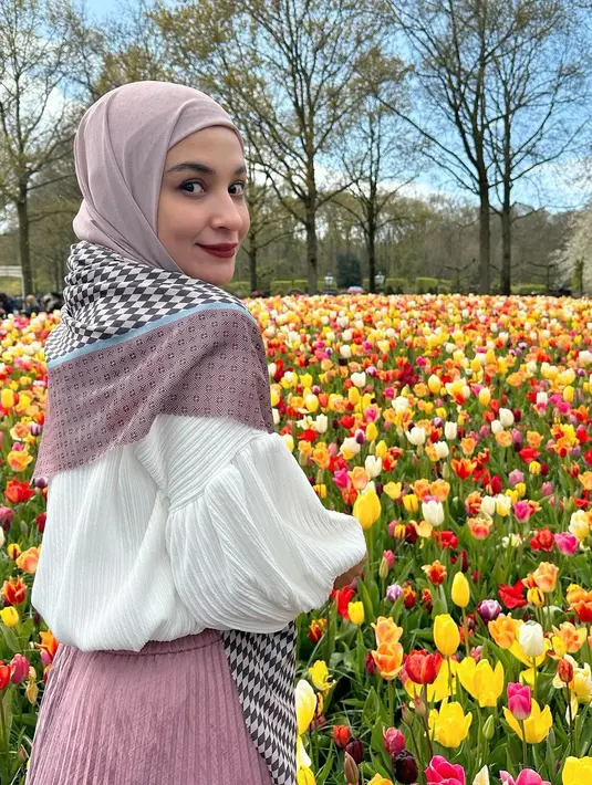 Agar tak monoton, bisa tambahkan scarf bermotif yang disematkan di leher seperti OOTD Shireen Sungkar ini. [Foto: IG/shireensungkar].