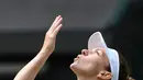 Petenis Rumania, Simona Halep merayakan kemenangan atas petenis AS, Cori Gauff pada babak keempat Wimbledon 2019 di All England Lawn Tennis Club, Senin (8/7/2019). Halep yang merupakan mantan petenis nomor satu dunia menghentikan langkah petenis 15 tahun itu dengan skor 6-3, 6-3. (GLYN KIRK/AFP)