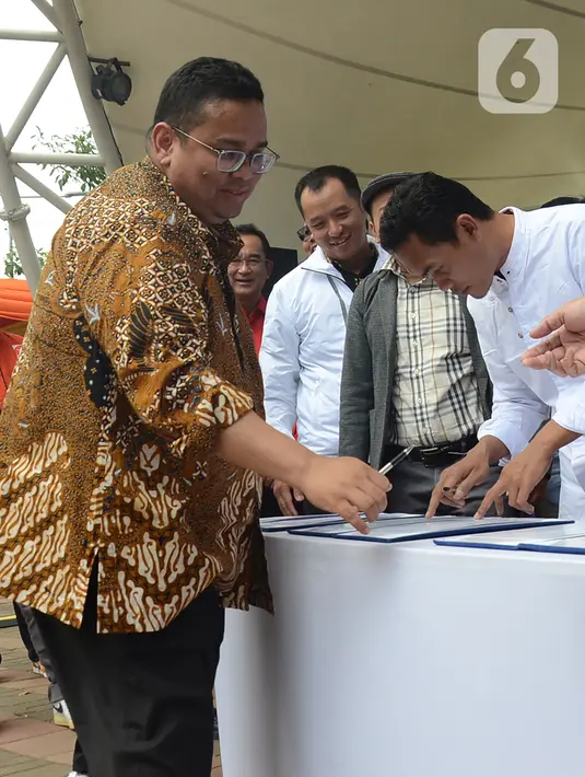 Dalam kampanye itu, peserta membawa atribut berupa kampanye dan mock-up (media visual) berisi pesan-pesan pemilu berintegritas, seperti "Adek Siap Mengawasi Pemilu", "Abang Siap Awasi Pemilu Dek," "Rakyat Tegas, Money Politik Tuntas" dan "Kamu Sepenting Itu Untuk Pemilu Jujur". (merdeka.com/Arie Basuki)