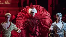 Model lansia Carmen Dell'Orefice memperagakan busana koleksi desainer Guo Pei di Couture Fashion Week, Paris, 25 Januari 2017. Model 85 tahun itu tampil menawan dalam balutan gaun yang begitu megah berwarna merah. (AP Photo/Zacharie Scheurer)