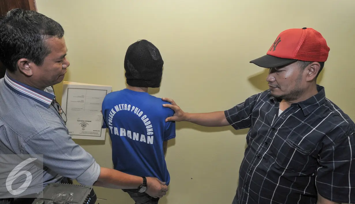 Tersangka dipertlihatkan saat rilis pelaku curanmor di Polsek Pulogadung, Jakarta Timur (26/8). Polisi berhasil mengamankan 1 orang tersangka dengan barang bukti 4 kendaraan bermotor dan kunci leter T yang digunakan pelaku. (Liputan6.com/Yoppy Renato)