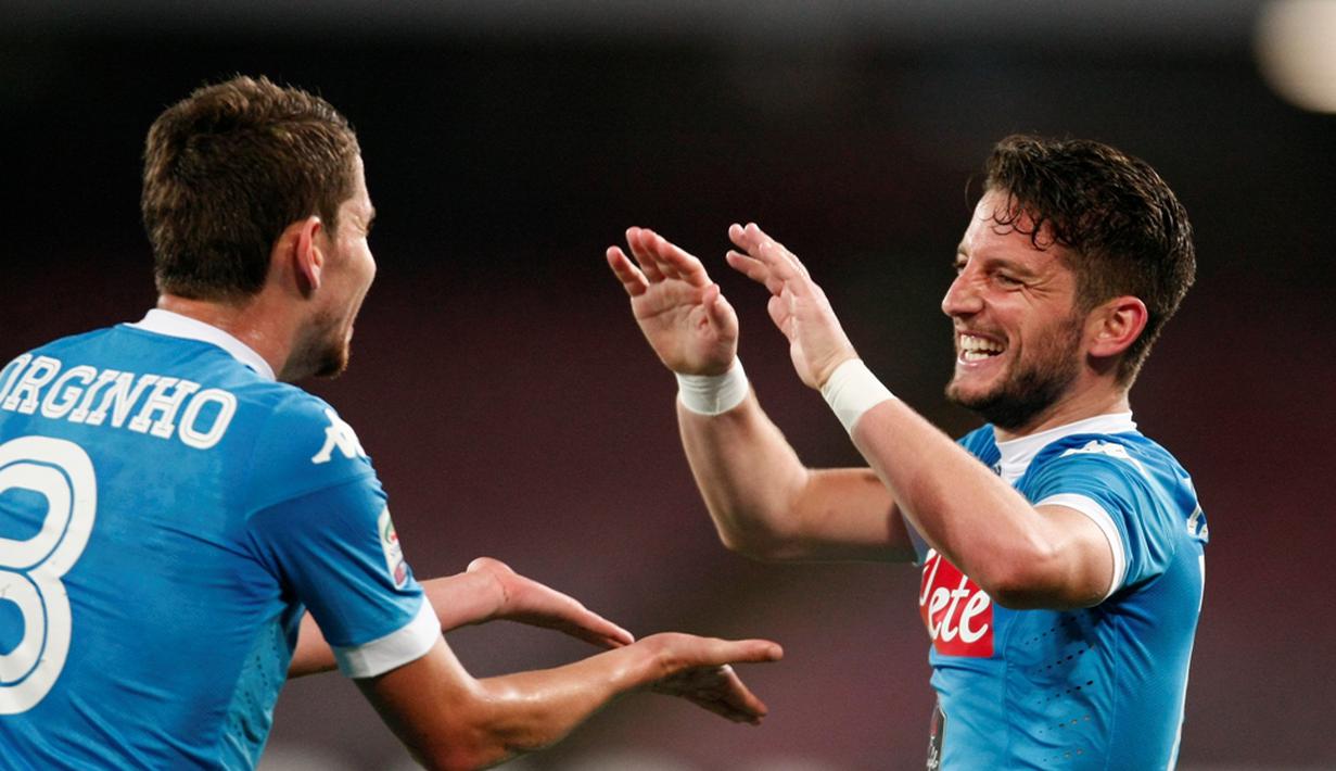 Striker Napoli, Dries Mertens, mencetak hattrick saat Napoli membungkam Bologna 6-0 dalam laga Serie A Italia di Stadion San Paolo, Naples, Rabu (20/4/2016) dini hari WIB. (AFP/Carlo Hermann)