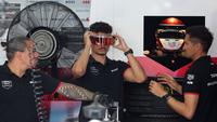 Pebalap Tag Heuer Porsche Formula E Team, Pascal Wehrlein sedang mencoba visor helm sebelum melakukan latihan bebas tiga Jakarta E-Prix 2023 yang berlangsung di Jakarta International E-Prix Circuit (JIEC), Ancol, Jakarata, Minggu (04/06/2023).
