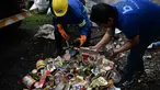 Pekerja perusahaan daur ulang mengamati sampah yang dikumpulkan dari Gunung Everest di Kathmandu, 5 Juni 2019.  Ekspedisi pembersihan Gunung Everest oleh pemerintah Nepal mengangkut turun 11 ton sampah sebagai bagian dari upaya membersihkan gunung tertinggi di dunia itu. (PRAKASH MATHEMA/AFP)