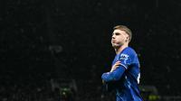Gelandang Chelsea asal Inggris bernomor punggung 20, Cole Palmer, merayakan gol kedua bagi timnya dalam pertandingan Liga Primer Inggris antara Tottenham Hotspur dan Chelsea di Stadion Tottenham Hotspur di London, pada 8 Desember 2024. (Ben STANSALL/AFP)