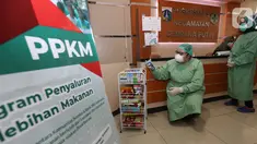 Tenaga Kesehatan mengambil makanan ringan yang disediakan PT Bank DBS Indonesia dan Surplus Indonesia di  Puskesmas Kecamatan Cempaka Putih, Jakarta (03/9/2021). PT Bank DBS Indonesia dan Surplus Indonesia donasi sembako dan makanan ringan. (Liputan6.com/Fery Pradolo)