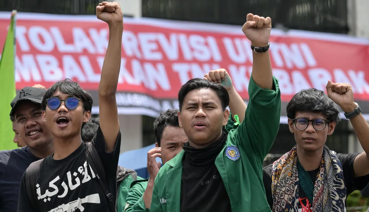 Revisi terhadap Undang-Undang Nomor 34 Tahun 2004 atau RUU TNI itu mendapatkan penolakan keras karena dianggap bakal menghidupkan kembali wacana laten dwifungsi ABRI yang sudah dihapus setelah reformasi 1998. (BAY ISMOYO/AFP)
