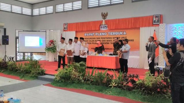 Rapat pleno pengundian dan penetapan nomor urut paslon Pilkada Banyumas 2018. (Foto: Liputan6.com/Muhamad Ridlo)