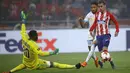 Striker Atletico Madrid, Antoine Griezmann, mencetak gol ke gawang Marseille pada laga final Liga Europa di Stadion Groupama, Lyon, Kamis (17/5/2018). Atletico Madrid menang 3-0 atas Marseille. (AP/Francois Mori)