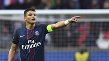 5. Thiago Silva - Datang dari AC Milan pada tahun 2012, bek tengah ini terbukti menjadi fondasi utama kekuatan PSG. Kepiawaianya dalam menghalau serangan menggunakan kaki dan kepalanya membuatnya tak tergantikan. (AFP/Franck Fife)