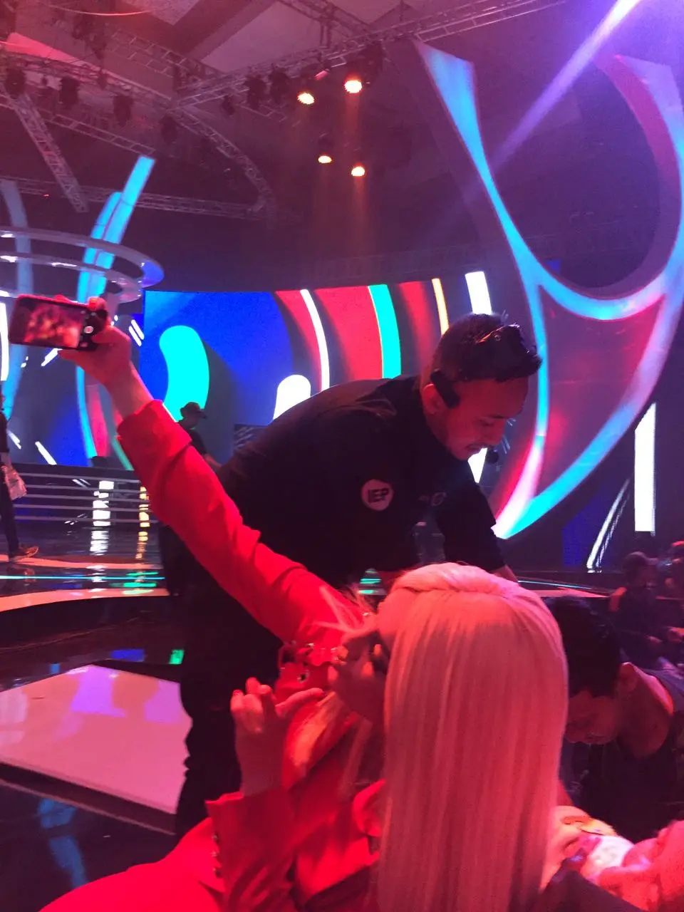 Momen saat Bebe Rexha selfie dengan para penggemarnya. (Ibnu Anshari/Bintang.com)