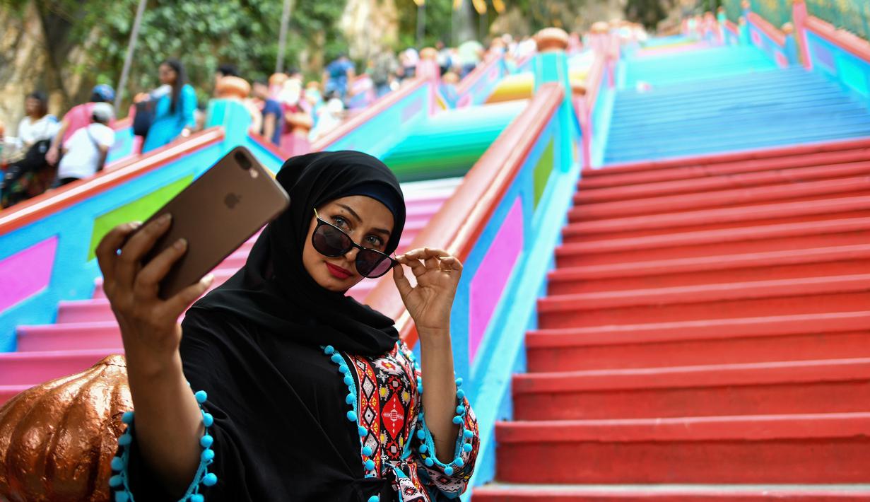 FOTO: Kontroversi Warna-Warni Kuil Batu Caves, Wisata ...