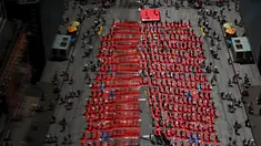 Sejumlah orang berlatih yoga di tengah jalan saat perayaan Summer Solstice di Hari Yoga Internasional di Times Square, New York, Minggu (21/6/2015). (REUTERS/Eduardo Munoz)