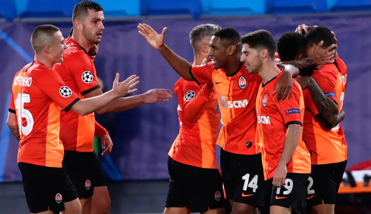 Gelandang Shakhtar Donetsk, Tete dari (tengah) bersama rekan setimnya merayakn gol yang dicetak ke gawang Real Madrid pada pertandingan pertama Liga Champions Grup B di Stadion Alfredo Di Stefano, Kamis dinihari WIB (22/10/2020). Real Madrid ditaklukkan Shakhtar Donetsk 3-2 (AP Photo/Manu Fernandez)