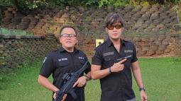 Kriss Hatta siap melakukan latihan menembak di kawasan Senayan bersama salah satu rekannya. (Foto: Instagram/@krisshatta07)