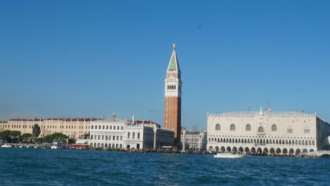 Doge's Palace salah satu gedung yang langsung terlihat dari kapal yang hendak merapat. Di gedung ini, bandit flamboyan, Giacomo Casanova juga pernah dipenjara. (Liputan6.com/Marco Tampubolon)