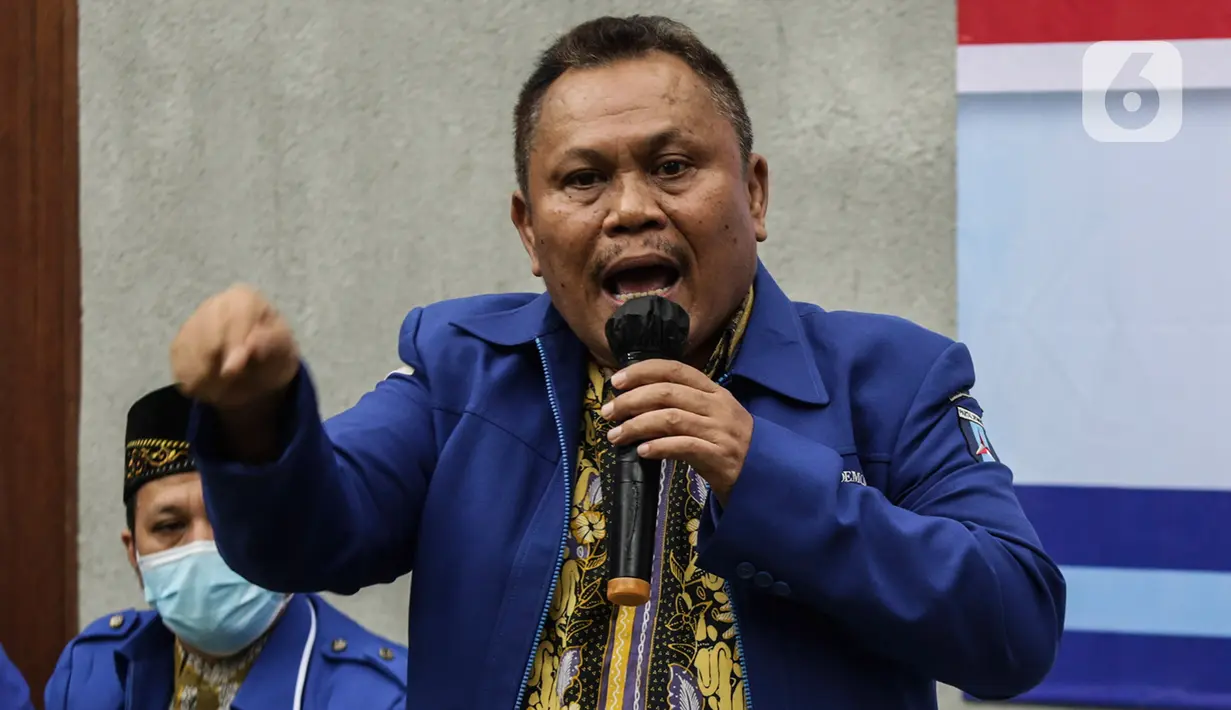 Sekjen Partai Demokrat versi KLB Jhonny Allen memberikan keterangan pers terkait urgensi KLB Sibolangit di Jakarta, Kamis (11/3/2021). Dalam keterangannya Jhonny mengatakan pengurus versi KLB akan melaporkan AHY ke kepolisian atas dugaan pemalsuan mukadimah AD/ART partai. (Liputan6.com/Johan Tallo)