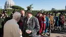 Paus Emeritus Benediktus XVI bersalaman dengan para delegasi dari Bavaria saat ulang tahunnya yang ke-90 di Vatikan (17/4). Perayaan ulang tahun Paus Benediktus digelar pada hari Senin dengan tradisi Bavarian. (L'Osservatore Romano/Pool Photo via AP)