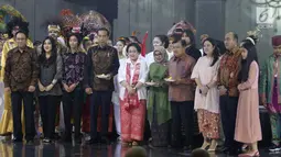Ketua Umum PDIP Megawati Soekarnoputri pada HUT ke-72 foto bersama dengan keluarga besar didampingi Presiden Joko Widodo dan Wapres Jusuf Kalla serta istri di Grand Sahid Jakarta, Rabu (23/1). (Liputan6.com/Angga Yuniar)