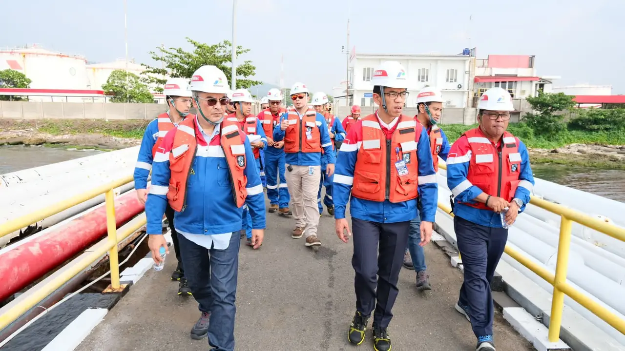 Direktur Perencanaan & Pengembangan Bisnis Pertamina Patra Niaga Harsono Budi Santoso memastikan stok dan distribusi BBM aman di malam Tahun Baru 2024 setelah mengunjungi Terminal Tanjung Gerem Banten. (Dok Pertamina)
