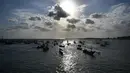 Sejumlah perahu nelayan saat mencari ikan di Kedonganan, Denpasar, Bali (15/7/2019). Batas wilayah Kelurahan Kedonganan terletak di ujung utara Kecamatan Kuta. (AFP Photo/Sonny Tumbelaka)