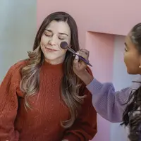 Ilustrasi orang yang sedang mengaplikasikan bedak untuk kulit sensitif dan berjerawat. Credits: pexels.com by George Milton