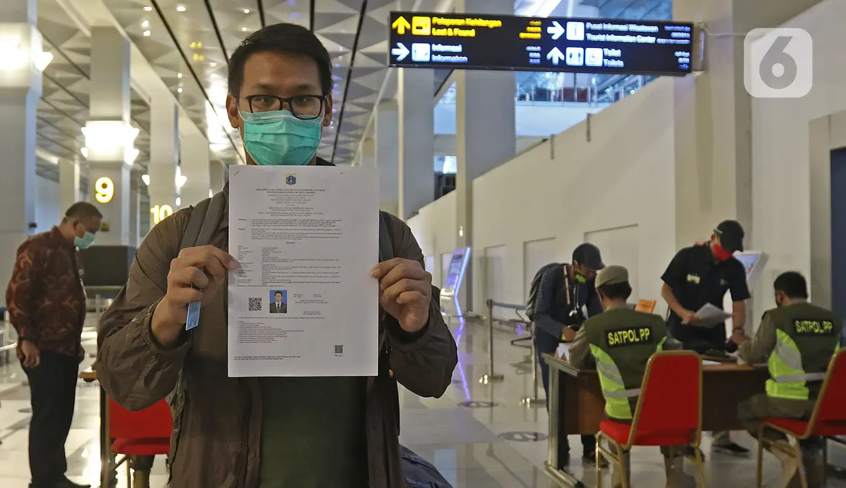 Penumpang menunjukkan SIKM di terminal 3 kedatangan domestik bandara Soekarno Hatta, Tangerang, Banten, Rabu (27/5/2020). Bandara Soetta memberlakukan Tiga checkpoint di terminal kedatangan salah satunya pemeriksaan SIKM dan doukumen kesehatan setiap penumpang. (Liputan6.com/Herman Zakharia)