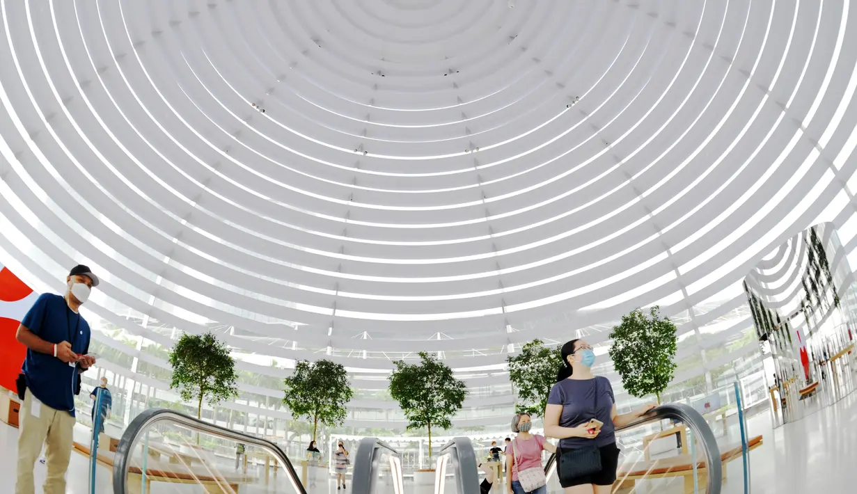Para pelanggan berbelanja di gerai baru Apple di Marina Bay Sands saat hari pembukaannya di Singapura Singapura (10/9/2020). Ini merupakan gerai Apple ketiga di negara tersebut. (Xinhua/Then Chih Wey)