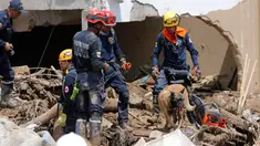 Petugas pemadam kebakaran mencari korban hilang akibat banjir dan longsor di Mocoa, Kolombia, Minggu (2/4). Hingga saat ini, korban tewas telah mencapai 210 orang, melukai ratusan dan menghancurkan seluruh lingkungan. (AP Photo/Fernando Vergara)