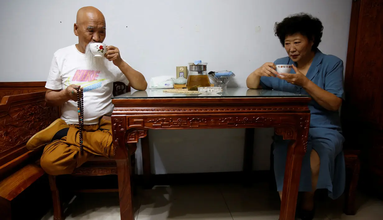 Master Li Liangui bersama sang istri saat menikmati teh di kediamannya di Beijing, China pada 30 Juni 2016. (REUTERS/Kim Kyung-Hoon)