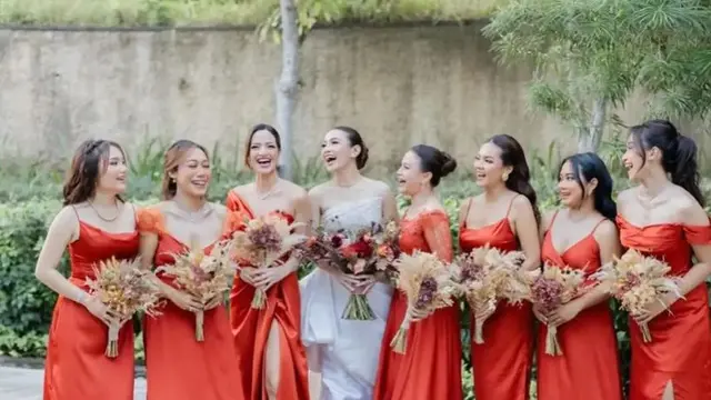 Nia Ramadhani dan Rossa Menjadi Bridesmaid di Resepi ke-2 Rizky Febian-Mahalini. [@axioo]