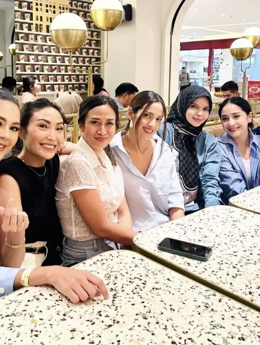 Nagita Slavina hadir mengenakan kemeja biru bergaris putih sebagai outer dipadukan inner putihnya. [@ramadhaniabakrie]