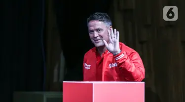 Legenda sepak bola Inggris Michael Owen saat menyampaikan keterangan pers di Jakarta, Sabtu (20/8/2022). Keterangan pers ini berkaitan dengan agenda Michael Owen di Jakarta, salah satunya menjadi komentator ahli pada laga sepak bola antara Manchester United vs Liverpool di Liga Inggris 2022/2023 yang akan disiarkan langsung di Vidio.com. (Liputan6.com/Johan Tallo)