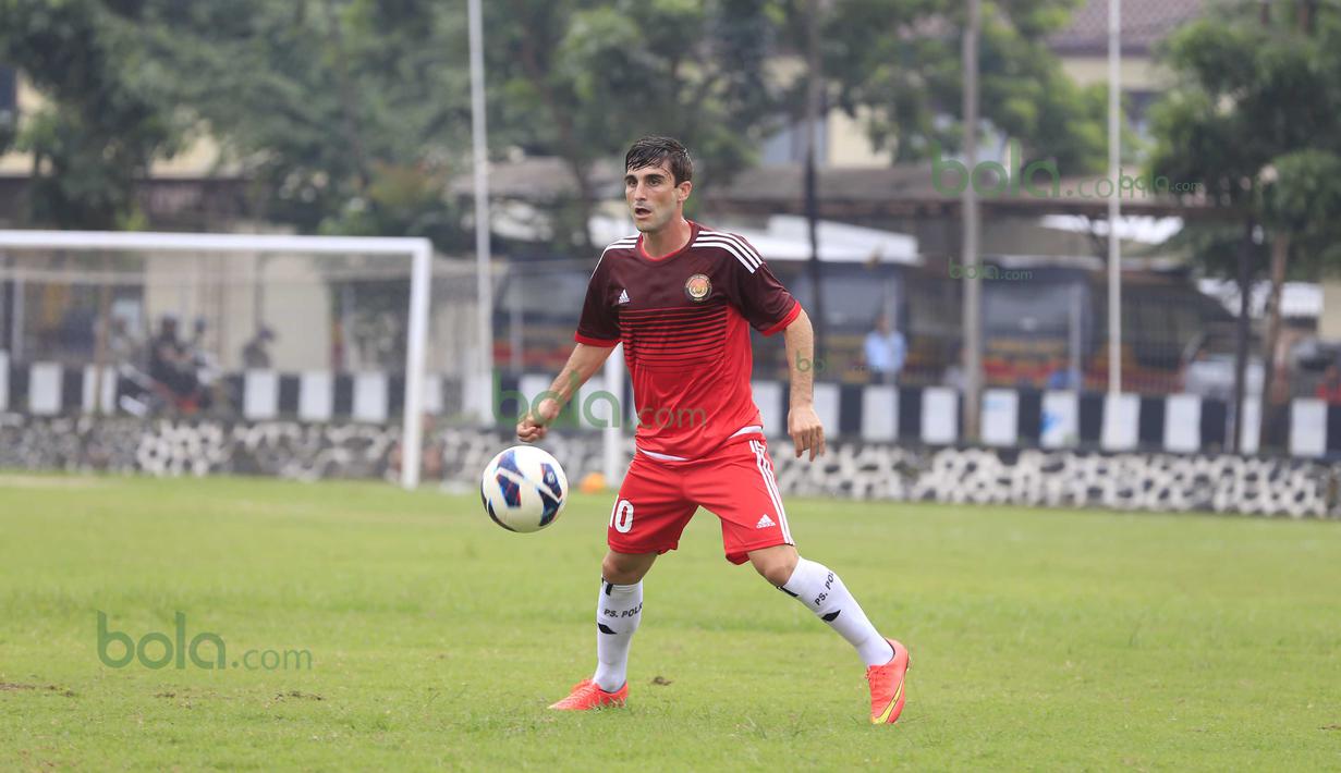 Aksi pemain PS Polri, Robertino Pugliara, saat turun melawan tim MSG pada laga uji coba di lapangan Mako Brimob, Kelapa Dua, Depok, Rabu (24/2/2016). (Bola.com/Nicklas Hanoatubun)