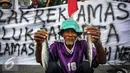 Nelayan menunjukan ikan saat menggelar aksi Tolak Reklamasi Teluk Jakarta di Depan Istana, Jakarta, Senin (19/9). Dalam aksinya mereka menolak pelaksanaan reklamasi Teluk Jakarta meski pemerintah sepakat melanjutkannya. (Liputan6.com/Faizal Fanani)