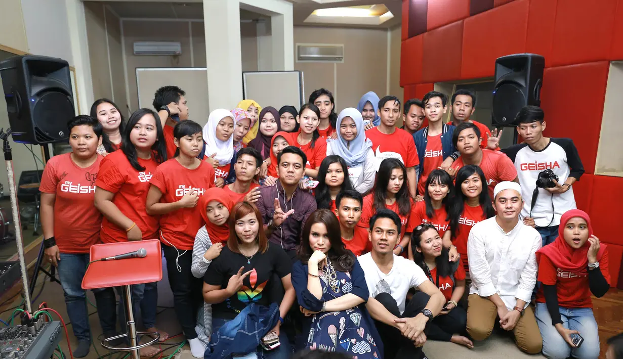 Meski berbeda keyakinan dan tidak berpuasa, vokalis, Momo, mengaku senang dan bahagia bisa berbuka bersama dengan teman dan fans-nya.  (Galih W. Satria/Bintang.com)