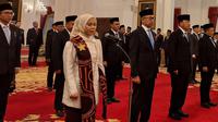 Presiden Prabowo Subianto melantik Iffa Rosita sebagai Anggota KPU RI periode 2022-2027 menggantikan Hasyim Asy'ari. Pelantikan dilakukan di Istana Negara, Jakarta, Selasa, 5 November 2024. (Liputan6.com/Lizsa Egeham)