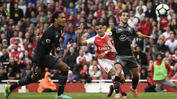 Penyerang Arsenal, Alexis Sanchez, mengirim umpan ke pertahanan Southampton. Bermain di kandang, Arsenal lebih menguasai jalannya laga dengan penguasaan bola 55 persen. (Reuters/Dylan Martinez)